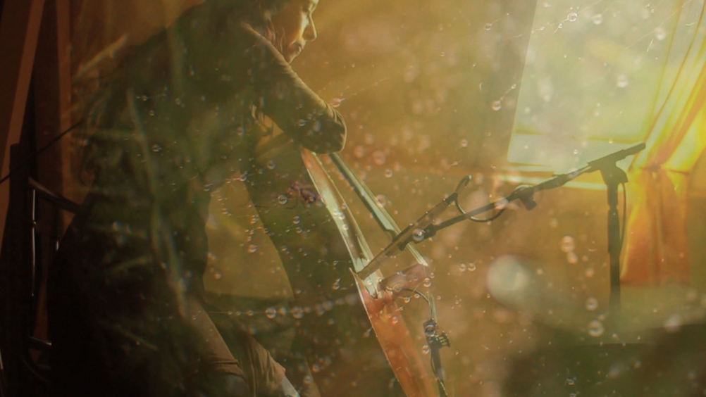 Lea Miklody playing cello